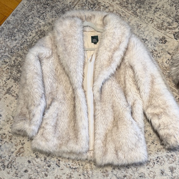 Jackets & Blazers - Cozy Faux Fur Jacket in Light Beige - Women’s Elegant Outerwear
